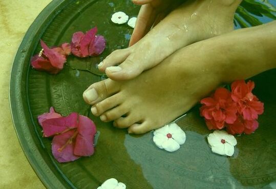 Baño de pés contra fungos dos dedos do pé